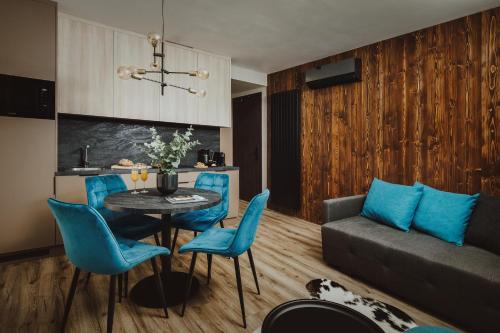 什平德莱鲁夫姆林Avenue Chalet的客厅配有桌椅和沙发