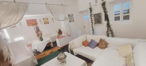 丹吉尔BANANa HOSTEL的客厅配有白色的沙发和桌子