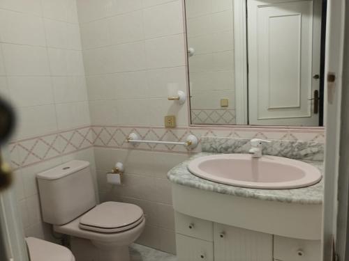 卡拉蒙特Atico的一间带水槽、卫生间和镜子的浴室