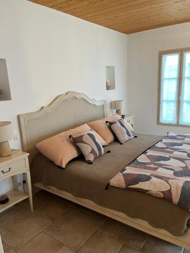Le Grand VieilChambres d'hôtes LES CHENES VERTS的一间卧室配有一张大床和枕头