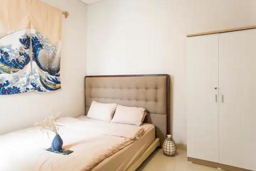 宿务Cebu city entire place for family or party的一间卧室配有一张壁画床