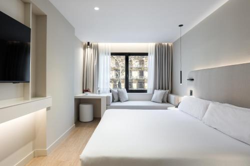巴塞罗那皇家大道酒店的白色的卧室设有一张大床和一个窗户