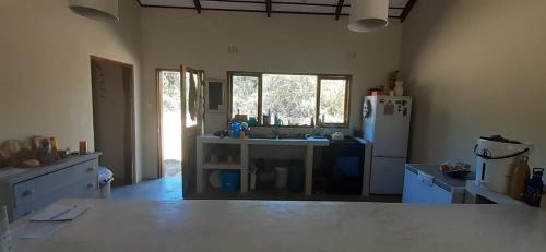 Adansonia Farm的厨房配有水槽和冰箱