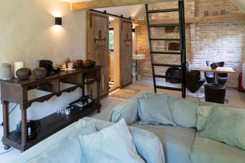 布兰肯贝赫Sauna-Garden的客厅配有沙发和桌子