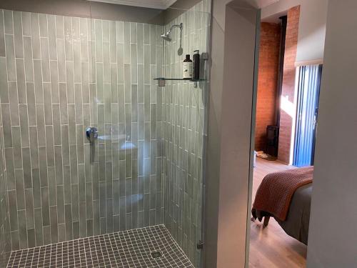诺丁汉路Kileen Cottage的浴室设有绿色瓷砖和淋浴。
