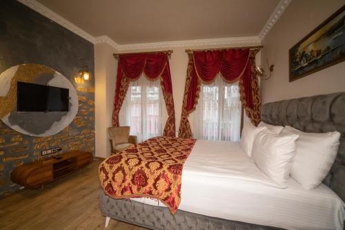 伊斯坦布尔BeyPort Hotel Taksim的一间卧室配有一张大床和电视