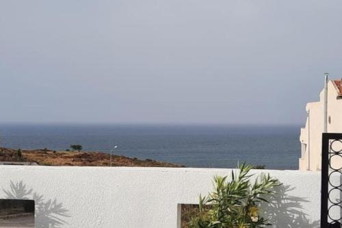 塔巴卡Villa Vue sur Mer的享有海景的白色墙壁