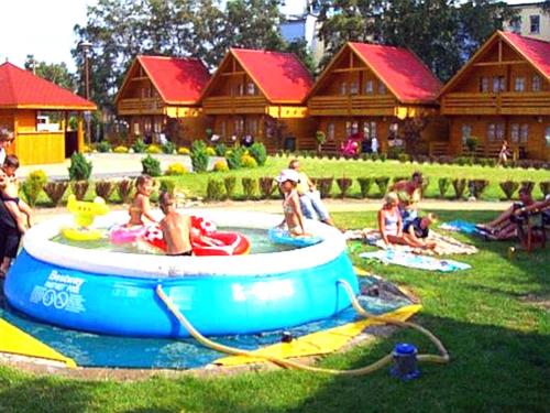 加茨比亚格拉Neptun Ψ的一群人坐在度假村的游泳池里