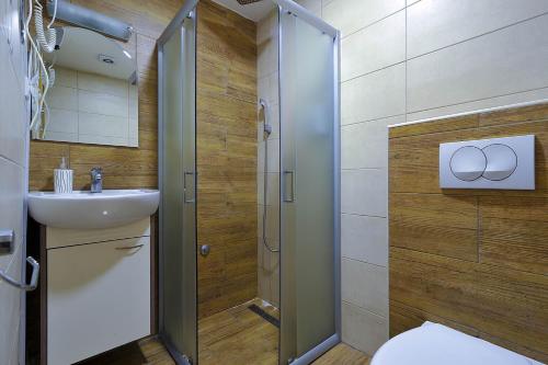 兹拉蒂博尔Vila Mina的浴室配有卫生间、盥洗盆和淋浴。
