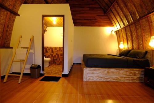 库布盼洛坎Volcano Cabins的一间卧室配有一张床,一扇门通往浴室
