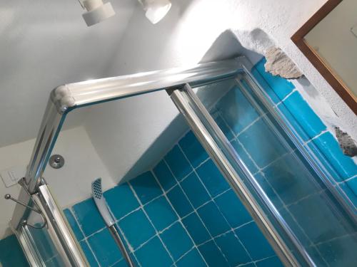 圣马里纳萨利纳Villa Lavinia的浴室设有蓝色瓷砖淋浴。