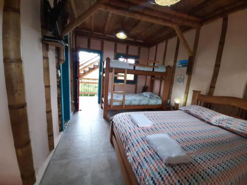 菲兰迪亚La Madremonte的一间卧室配有两张床和一张双层床。