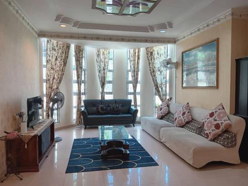 阿罗士打Homestay Banglo Alor Setar的带沙发和电视的客厅