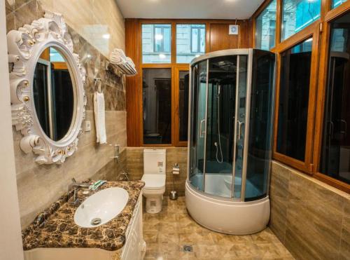 巴库Prestige Prime Hotel的一间带水槽、卫生间和镜子的浴室