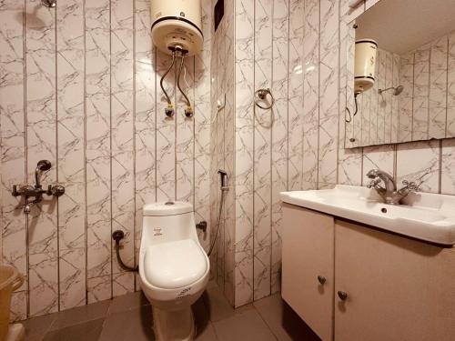 马拉里The Kalinga Resort Manali - Heaven In Mountains的一间带卫生间和水槽的浴室