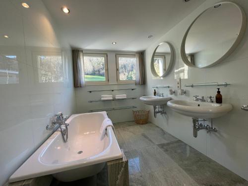 布雷根茨Villa Rebgärtle mit Seeblick的浴室设有2个水槽和2面镜子