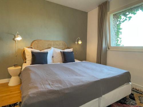 布雷根茨Villa Rebgärtle mit Seeblick的一间卧室设有一张大床和一个窗户。