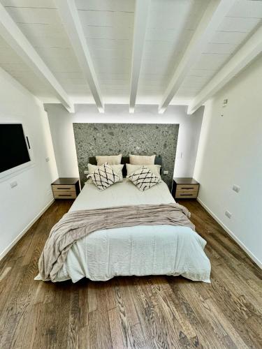 布雷西亚[Bridge Apt.] Garage - Netflix - wifi的白色卧室设有一张大床和一台平面电视。