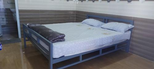 潘郎Nhà nghỉ Hồng Vân的一张蓝色的床,上面有两个枕头