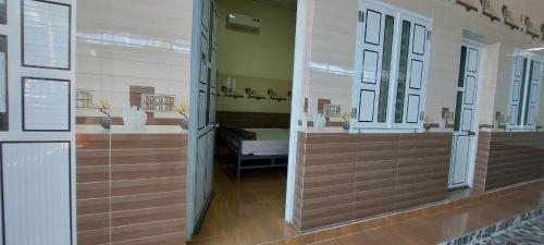 潘郎Nhà nghỉ Hồng Vân的一间客房内带两个盥洗盆的浴室