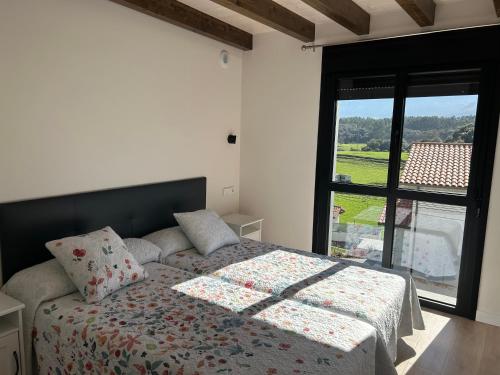 涅姆布罗NUEVO Casa Loylla Niembro a 500 m de la playa的一间卧室设有一张床和一个大窗户