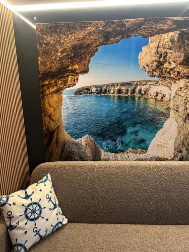 吕贝克Premium Hausboot Blaue Lagune的一张沙发上的枕头,上面有海洋景象