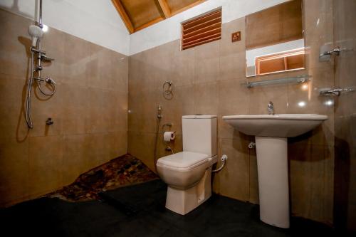 代尼耶耶The Rainforest Hideaway的一间带卫生间和水槽的浴室