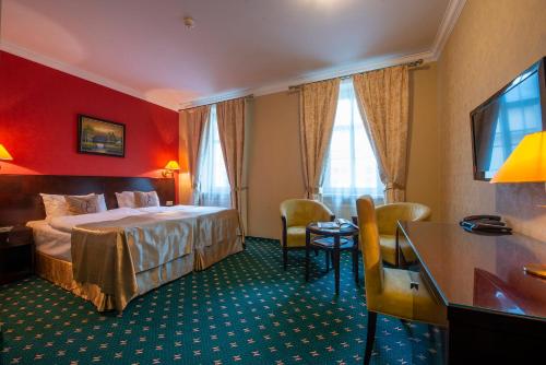 波普拉德欧罗巴酒店的配有一张床和一张书桌的酒店客房