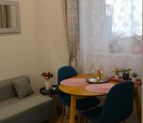 艾斯特根Romantic and relax的客房设有桌椅和窗户。