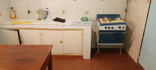 阿蒂加斯Doña beba的小厨房配有蓝白色炉灶