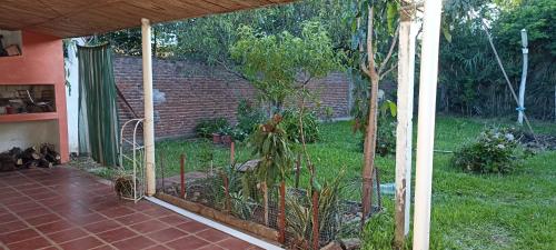 阿蒂加斯Doña beba的后院里种有树木和植物的花园