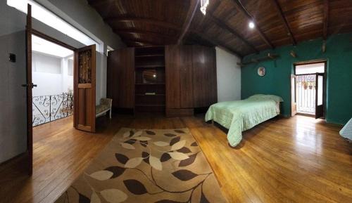 卡哈马卡Amplia y Céntrica Habitación - H. El Casero的一间卧室配有一张床,铺有木地板。