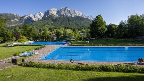 格赖瑙Ferienwohnung Bergspitz的一座大游泳池,后面是群山