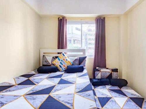 碧瑶Burnham Hill Condominium的一张大床,位于带大窗户的房间里
