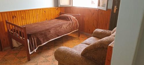 阿蒂加斯Doña beba的客房设有床、沙发和窗户。