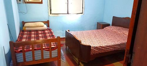 阿蒂加斯Doña beba的小房间设有两张床和窗户