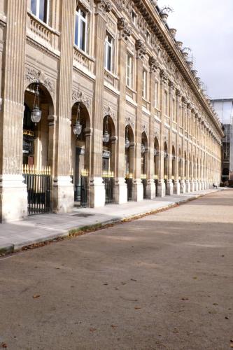 巴黎Appartement Palais Royal的前面有一条街道的大建筑