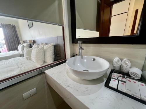 河内Paragon House and Residence的一间带水槽和大镜子的浴室