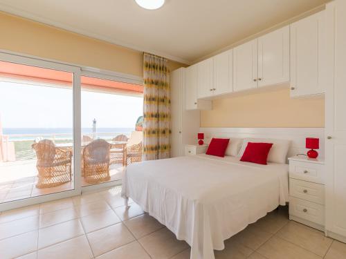 甘迪亚海滩Apartamento Balcon De Jandia的一间卧室设有一张床和一个大窗户