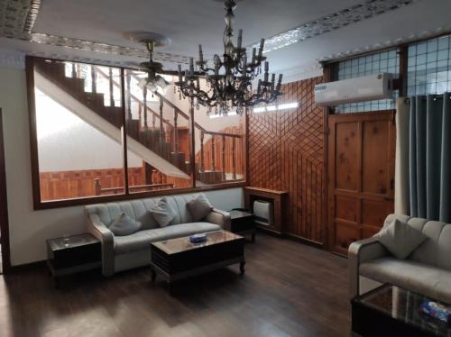 白沙瓦Askari Gold Crest的带沙发和楼梯的客厅