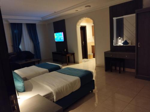 吉达شقق اطلالة أبحر للشقق المخدومة的酒店客房设有两张床和一台平面电视。