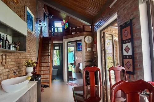顺化Homestay Mộc Nhi的一间带红色椅子和砖墙的浴室