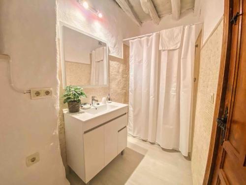 BenadalidLa Palmera. Casa rural con piscina privada.的白色的浴室设有水槽和镜子