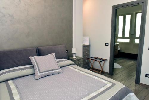 罗马In Terrazza Da Giusy的一间卧室配有一张带枕头的床
