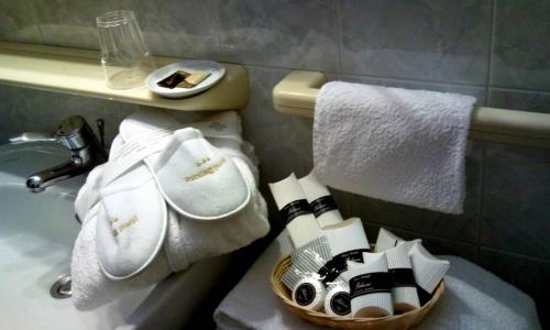 西尔米奥奈贝纳科酒店的浴室提供毛巾篮和水槽