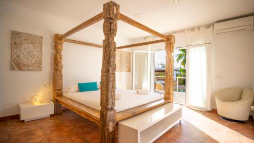 Sant Francesc de s'EstanyVilla Domino Ibiza的一间卧室配有一张木框床和窗户