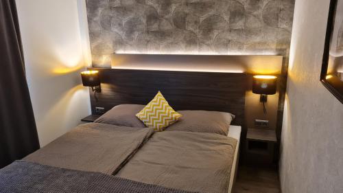 MarktlustenauLins B&B Hotel Resort的一间卧室配有一张带木制床头板的床
