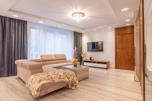 克拉科夫City Lights Apartments的客厅配有沙发和桌子