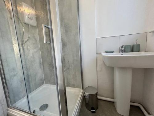 普里茅斯Radiant Accommodation Manor Lane的带淋浴和盥洗盆的浴室