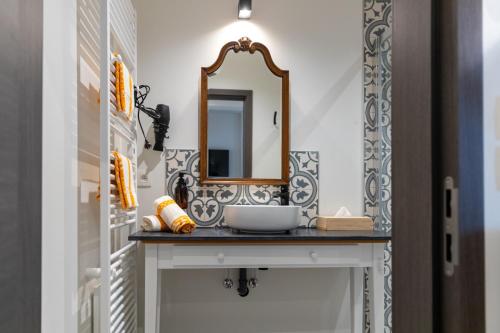 马尔什昂法梅讷Li Ter Hôtel的一间带水槽和镜子的浴室